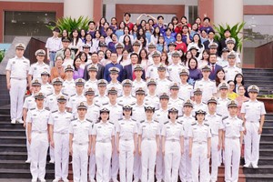 胡志明市国立大学所属人文与社会科学大学师生与中国海军代表团合照。心雨