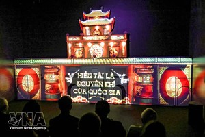 《升龙之都》话剧采用3D投影技术和数字体验空间。图自越通社