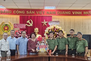 胡志明市各民族文学艺术协会代表团前往胡志明市公安厅对外安全科探访并致以节日祝贺。心雨