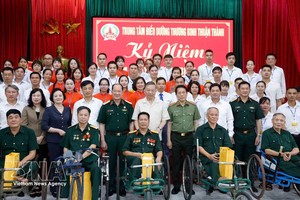 党中央总书记、国家主席苏林前往北宁省顺成荣军疗养中心，看望慰问伤病残军人并向其赠送慰问品。图自越通社