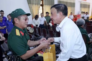 党中央政治局委员、中央书记处常务书记陈锦秀向在乂安省荣军疗养中心接受疗养的伤残军人赠送慰问品。图自越通社
