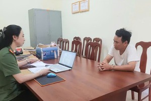 公安机关对黎文战进行讯问。