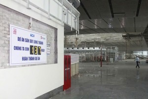隆城国际机场建设工地设置完工倒计时牌，督促各施工项目加快推进。（摄于2026年7月16日）