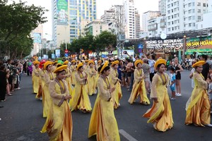 1200多名艺术家、演员齐聚芽庄海滨，为观众献上精彩纷呈的嘉年华演出。