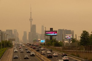 7月15日，加拿大多伦多市区笼罩在山火扩散的烟尘中。新华社发
