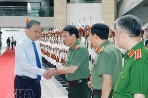 党中央总书记、国家主席苏林与各位代表亲切握手。图自越通社
