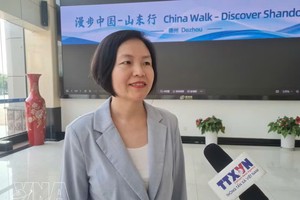 德州市人民政府外事办公室副主任谭明明接受越通社记者采访。图自越通社
