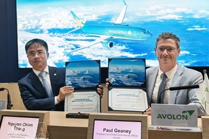 在飞机租赁协议签署仪式上的越南国家航空公司副总经理阮战胜与Avolon董事长兼商务总监保罗·吉尼。图自越通社