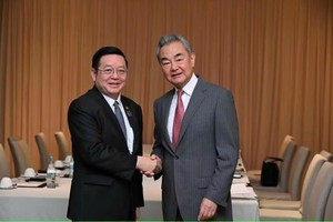 东盟秘书长高金洪与中共中央政治局委员、中国外交部长王毅。图自Asean.org