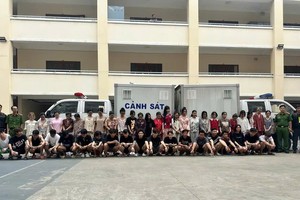 涉案人员在公安机关接受调查。 图片：公安机关提供。