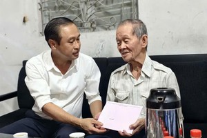 代表团前往探望荣军范文道。