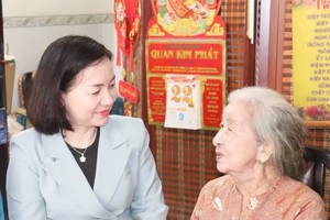张氏碧幸同志亲切慰问越南英雄母亲陈氏红。 摄影：锦雪