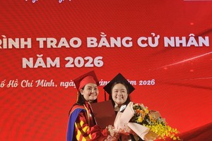 中文系主任阮氏琼云向毕业生颁发毕业证书。 图：心雨