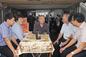 安东坊党委书记、人民议会主席张明娇率团探访荣军阮隆云南。心雨