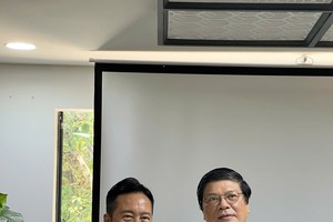 市华文教育辅助会主席古家寿向资深新闻工作者、城市规划研究学者陈友福进赠送礼物。 图：心雨