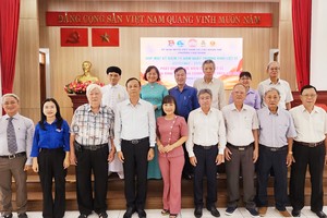 左关坊举行纪念荣军烈士节活动，各领导与各华人会馆合照。图：心雨