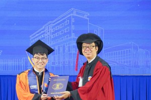 中国语言文系副主任张家权向毕业生颁发证书。图：心雨