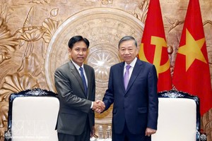 党中央总书记、国家主席苏林会见老挝最高人民法院院长潘维·西布阿里法。图自越通社