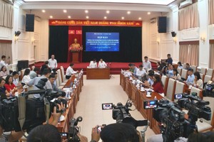  新闻发布会现场，越南教育与培训部公布了2026年高中毕业考试宣光省宣光高中专校考点考生的处理方案。图：杜忠