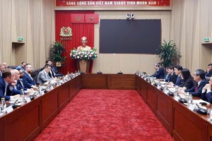 党中央政治局委员、公安部部长梁三光大将8月4日下午在河内会见了美洲隼集团创始人兼首席执行官帕特里克·斯维尼率领的代表团。图自bocongan.gov.vn