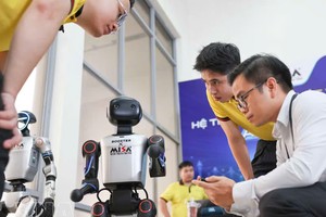 2026年人工智能节上的机器人展示活动。图自越通社