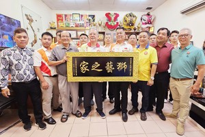 中国关圣宫同盟总会向市龙狮协会赠送纪念礼物。