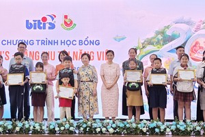 平仙公司领导颁发奖学金给员工的子弟。图：心雨