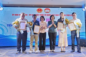 坊党委书记黄玉女芳红向堤岸商会、华人企业许进荣及各赞助单位赠送鲜花。图：心雨