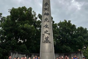 麦剑雄中学师生缅怀麦剑雄功绩。图：心雨