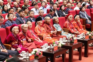 2026年全国致敬革命有功者会议上的越南英雄母亲。图：光福