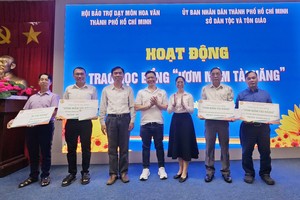 市华文教育辅助会同市民族与宗教厅配合，向各个单位颁发助学金。图：心雨