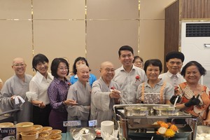 各华人单位积极响应堤岸坊素食慈善活动。图：心雨