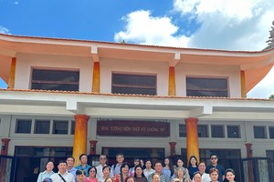 胡志明市各民族文学艺术协会代表团参观铁三角地道革命历史遗迹。图：心雨