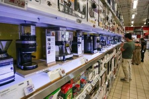 8月25日，顾客在加拿大温哥华一家零售店选购家用电器。 新华社发（梁森摄）