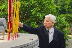 党中央政治局原委员、原国家主席阮明哲在平阳省烈士陵园敬香。图：草原 