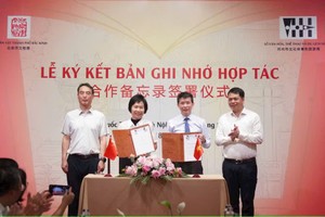 双方签署仪式现场。图自新河内报。图：越通社