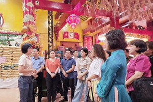 中央宣教部考察团参观温陵会馆。图：心雨