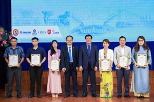 市华文教育辅助会主席、天龙集团董事长古家寿（右二）获组委会颁发感谢状。图：心雨