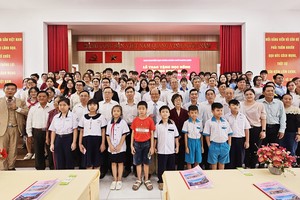 福建励学会举行年度福建优秀生奖助学金颁发仪式。图：心雨