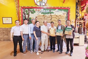 温陵会馆向各单位赠送盂兰节礼物。图：心雨