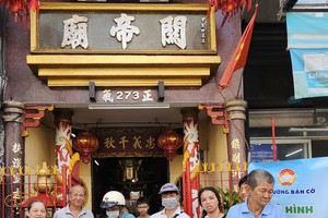 左闾关帝庙盂兰节济贫。图：心雨