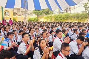 麦剑雄中学学生喜迎新学年。图：心雨