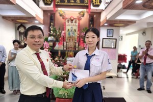 何俊昌会长颁赠奖学金给2025年度胡志明市华文科优秀生何美珊同学。图：心雨