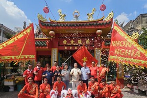 本市仁义堂龙狮团前往温陵会馆（观音庙）举行开光点睛仪式合照。图：心雨