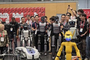 VinRobotics 公司的 VR-H3 机器人参加 ICRA 2026 机器人巡游活动。 图自越通社
