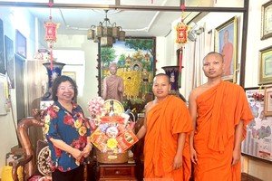胡志明市少数民族文学艺术协会主席张四妹探访Chantarangsay高棉族寺庙。图：心雨