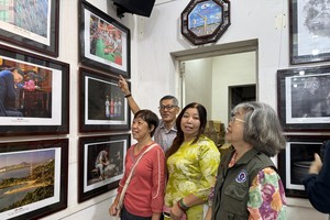 华人摄影家、华人艺人在观赏获展作品。图：心雨
