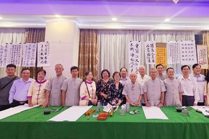 书法会敬老联欢暨书法交流聚会 。图：心雨
