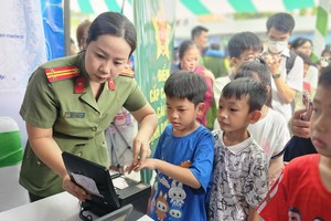 安东坊公安替小朋友做VNeID电子身份账户。图：心雨
