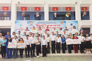 左关坊越南祖国阵线委员会举行“民运—祖国阵线：凝聚力量、携手同行、服务社区”活动。图：心雨